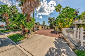 House, 1 Queen Bed with Sofa bed (C5-Sea Crab) | Property grounds - C5-sea Crab (Madeira Beach)