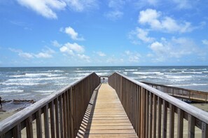 On the beach - Sandy Views - Step Right onto the Sand at Seascape Resort 2/2 condo (Galveston)