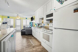 Kjøleskap, mikrobølgeovn, ovn og kokeplater