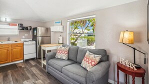 House, 1 Katil Ratu (Queen) dengan Katil Sofa (C6-Manatee) | Ruang tamu | TV 