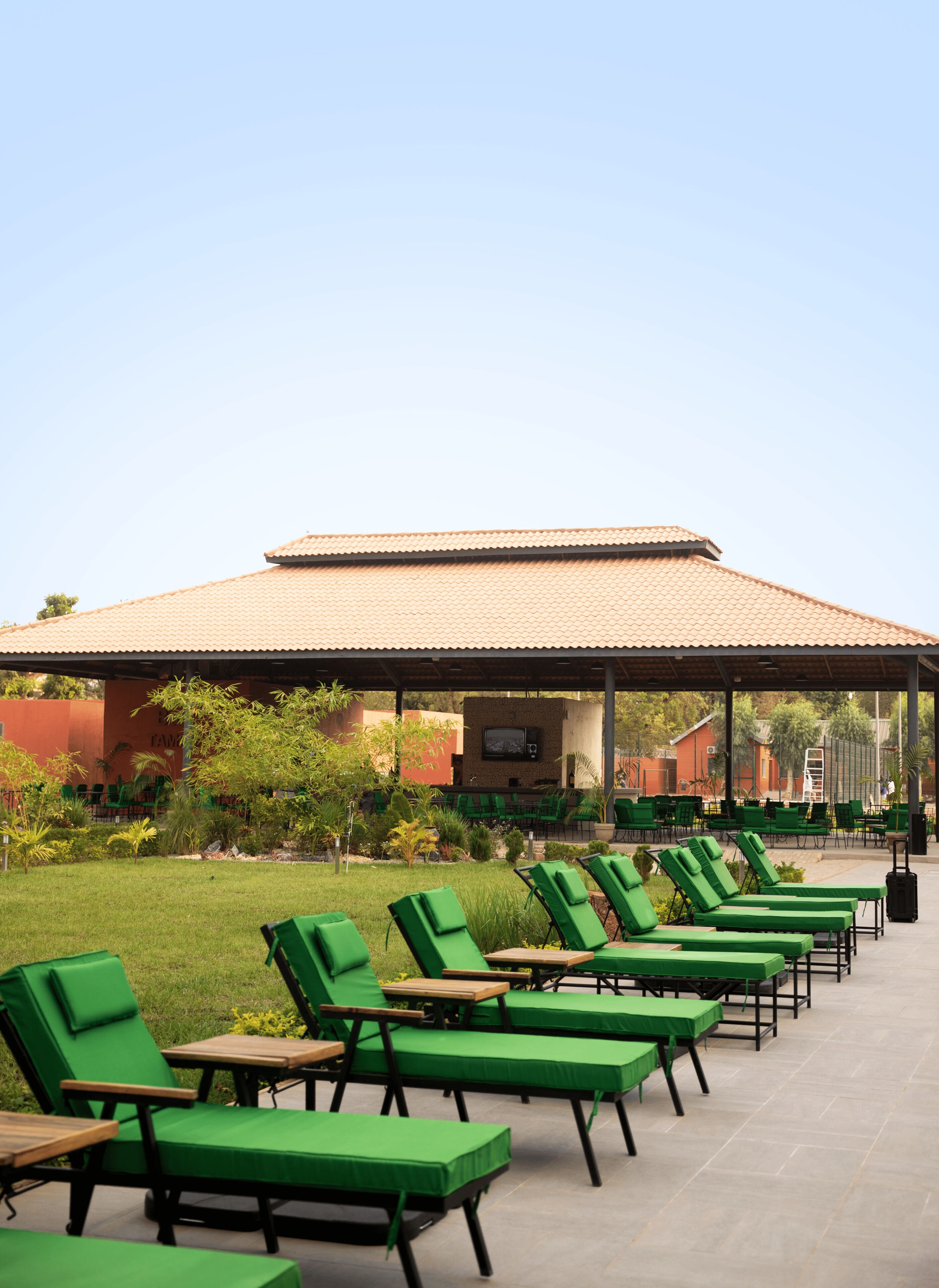 Udendørs pool, åben fra kl. 09.00 til kl. 19.00, parasoller, liggestole