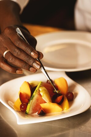 每日供應吃到飽早餐 (每人 USD25)