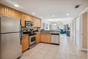 Private kitchen - Crystal Palms 201 (Treasure Island)