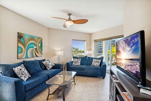 Apartment, Mehrere Betten (Crystal Palms 201) | Wohnbereich