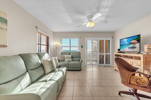 Living area - Emerald Isle 101 (North Redington Beach)