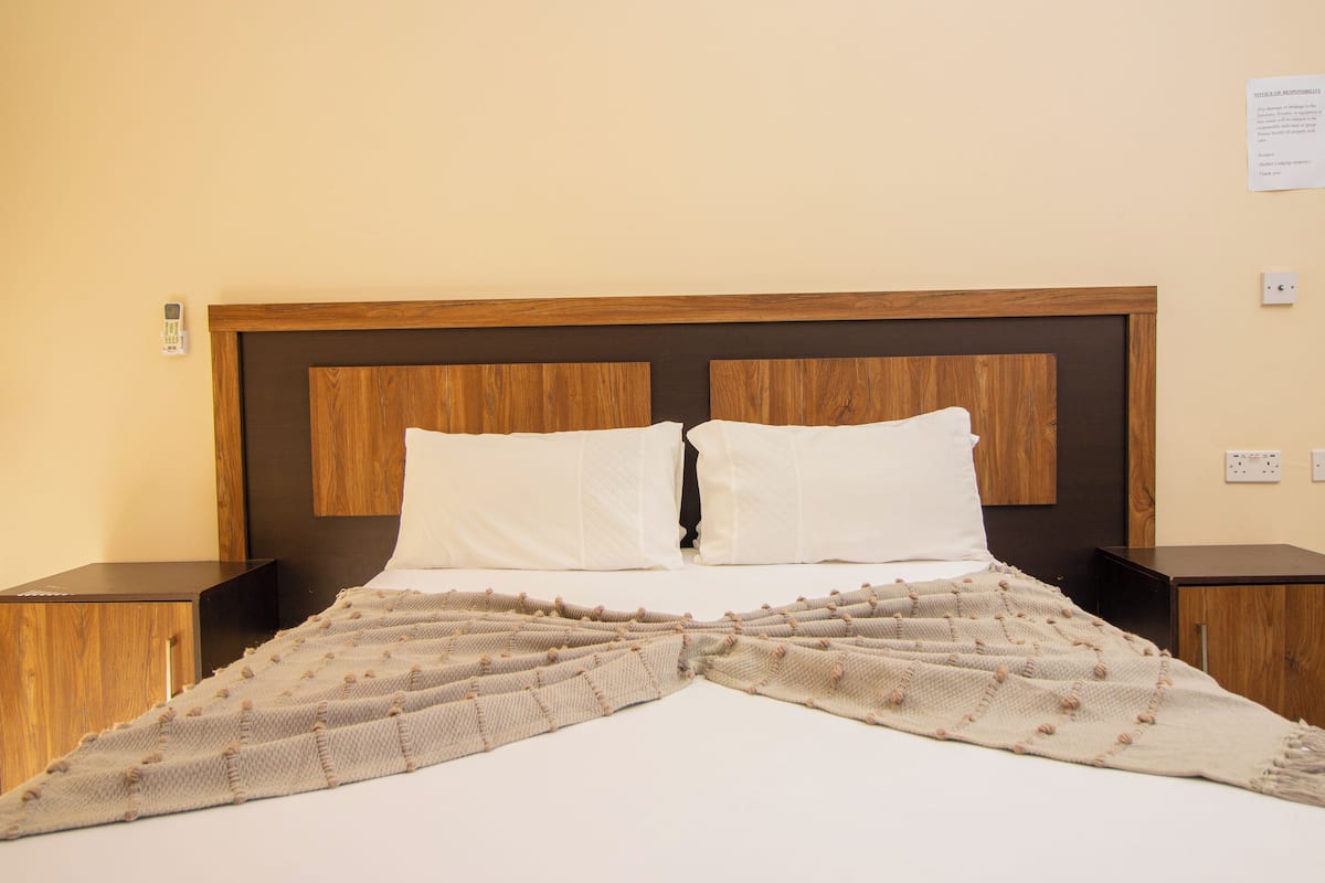 Chambre Standard double | Fer et planche à repasser, accès au Wi-Fi (inclus), literie fournie