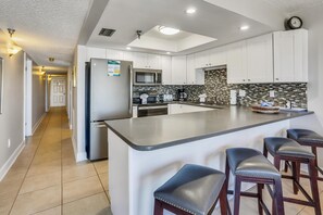 コンドミニアム ベッド (複数台) (Emerald Isle 103) | 専用キッチン | オーブン、トースター