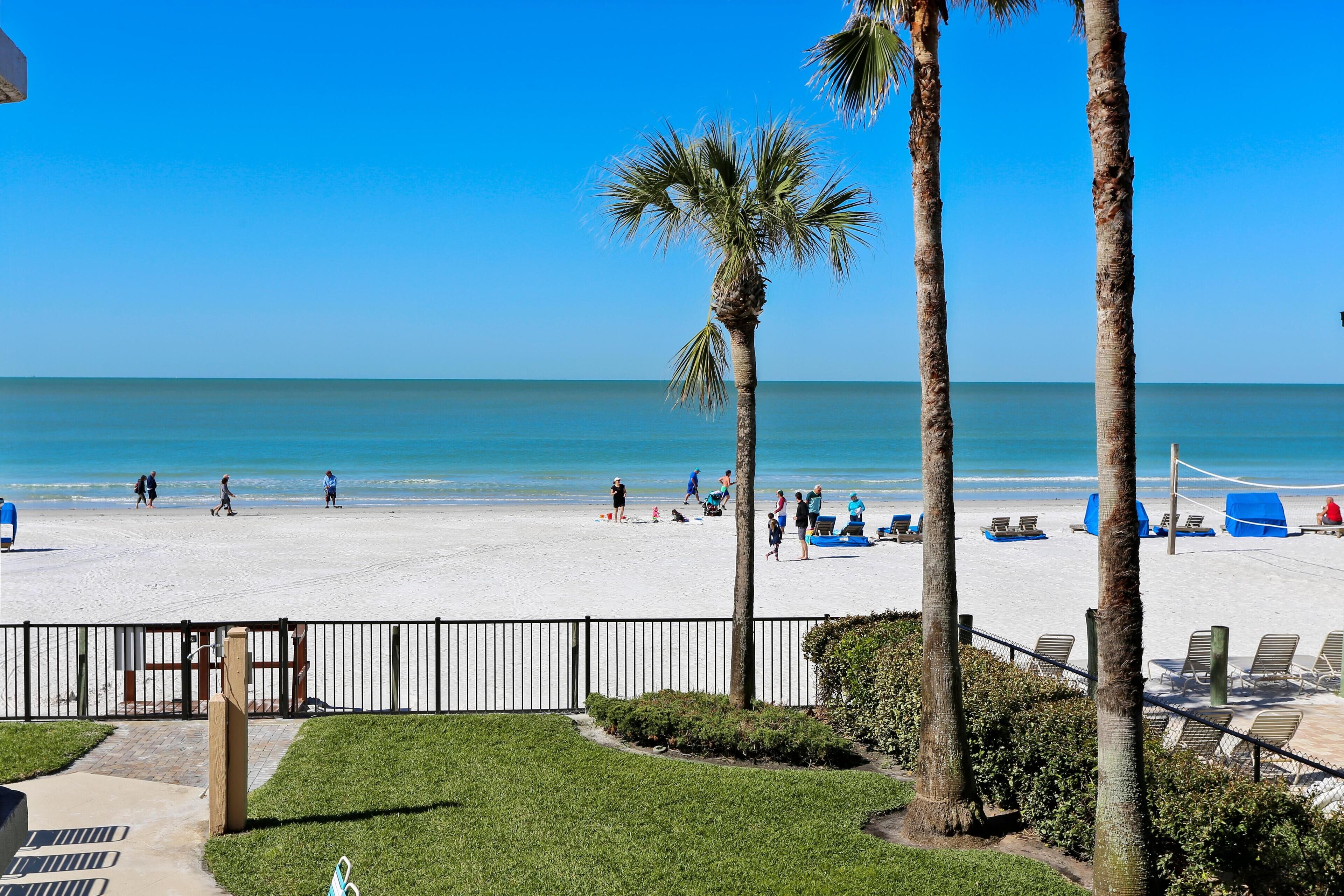 公寓式客房, 1 张特大床 (Emerald Isle 104) | 海滩 | 在海滩