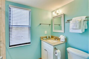 Apartment, 1Â King-Bett (Emerald Isle 104) | Badezimmer