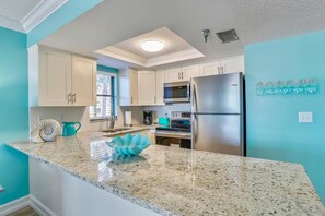 Leilighet, 1 kingsize-seng med sovesofa (Emerald Isle 104) | Eget kjøkken | Ovn og brødrister