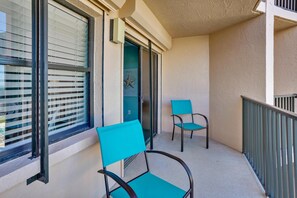 Apartment, 1 King-Bett (Emerald Isle 104) | Terrasse/Patio