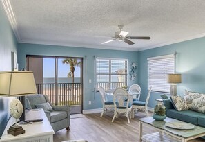 Apartment, 1 King-Bett (Emerald Isle 104) | Wohnbereich | Fernseher