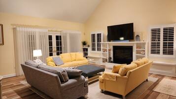 智能電視、壁爐、乒乓球設施、書籍