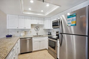 Condo, várias camas (Emerald Isle 302) | Cozinha privada