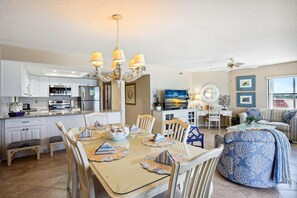 Condo, várias camas (Emerald Isle 302) | Opções para refeição