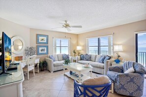 Apartment, Mehrere Betten (Emerald Isle 302) | Wohnbereich