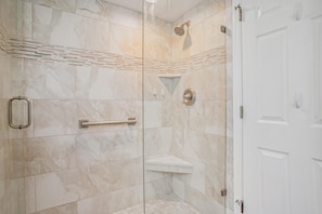 Condo, 1 trĂšs grand lit (Emerald Isle 401 - Premier) | Salle de bain | Savon, papier de toilette