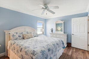 Condo, 1 King Bed (Emerald Isle 401 - Premier) | 2 bedrooms, WiFi - Emerald Isle 401 - Premier (North Redington Beach)