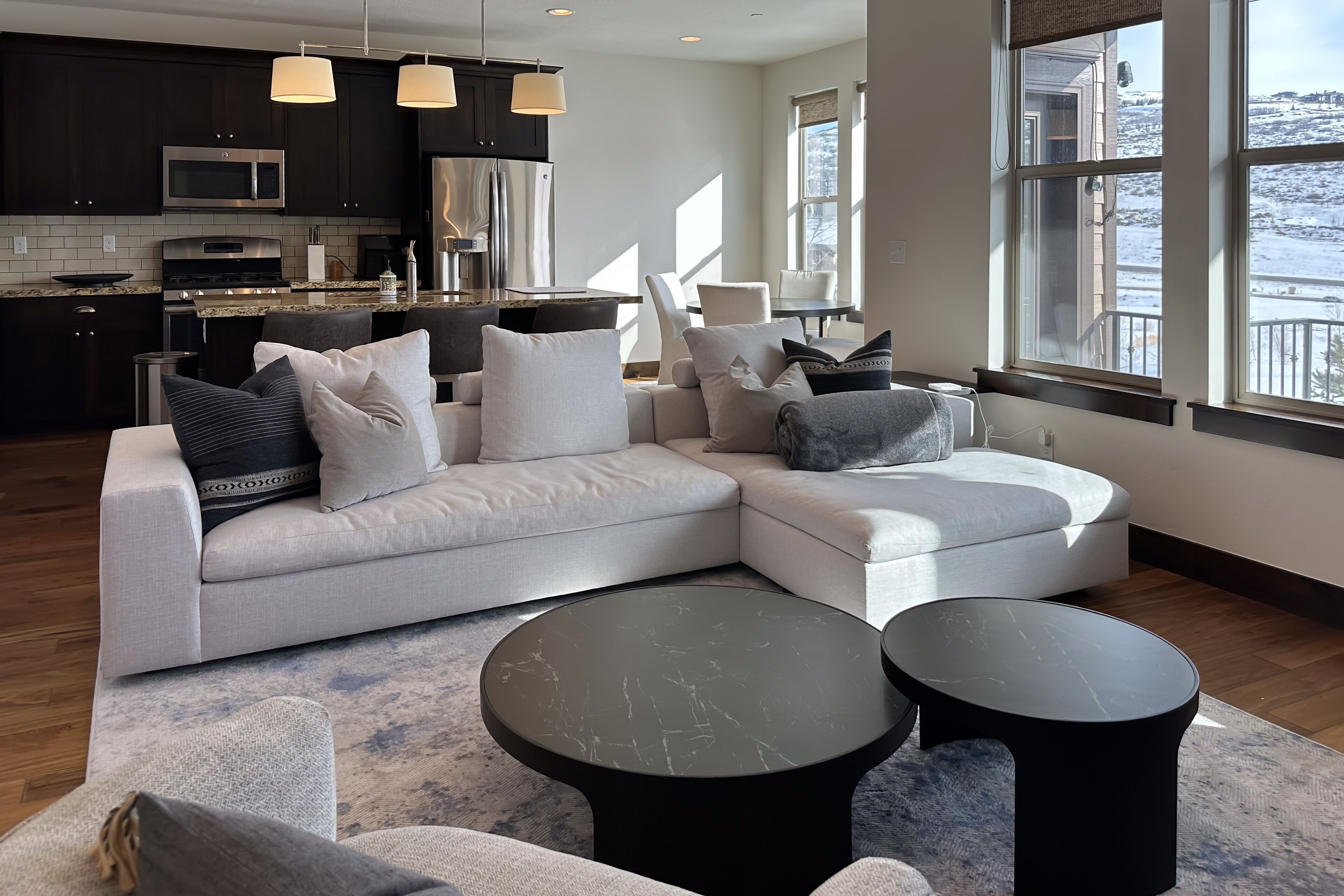 Serene townhouse with gas fireplace, balcony, washer/dryer, & mountain views