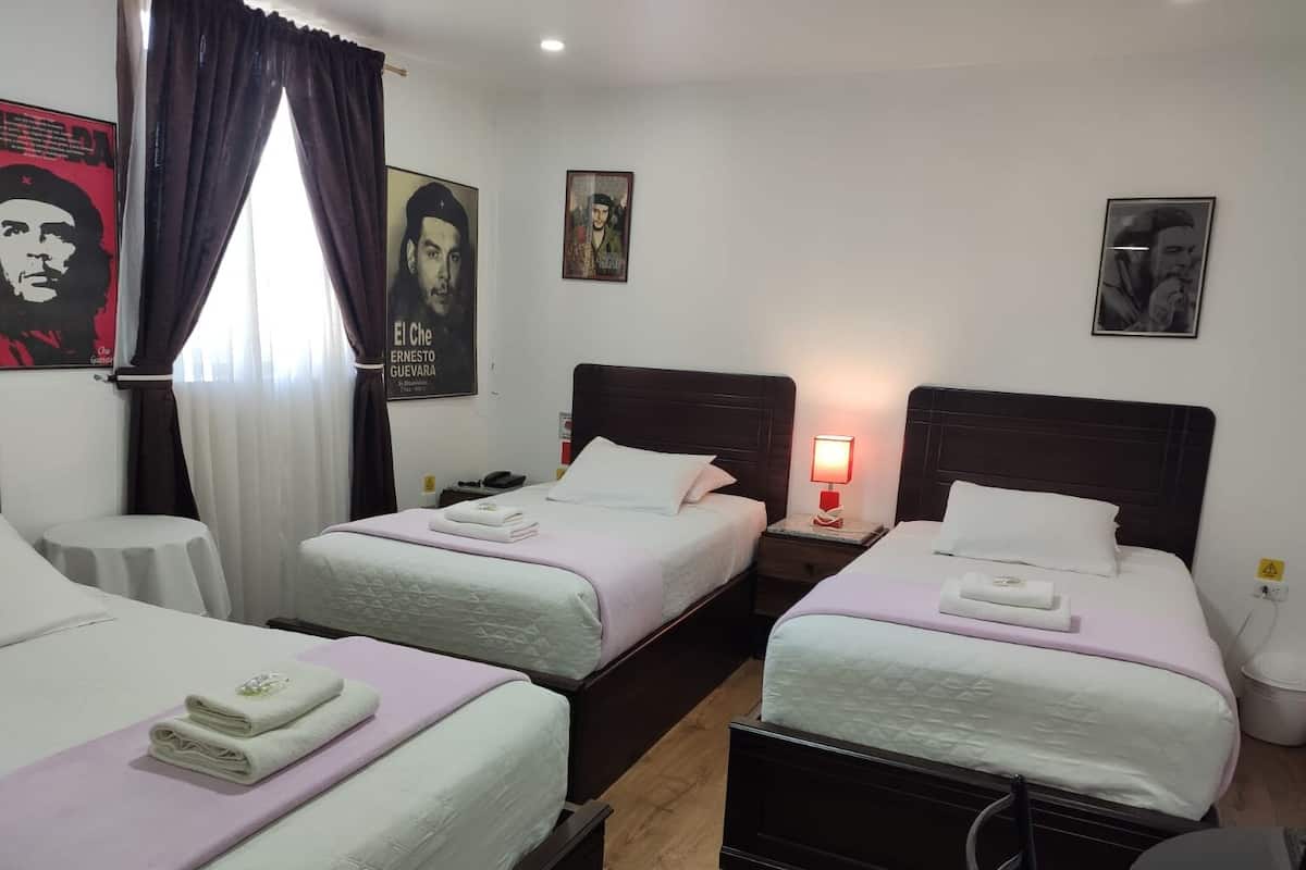Habitación con 3 camas de 1 plaza 1/2 para 3 adultos | Ilmainen Wi-Fi