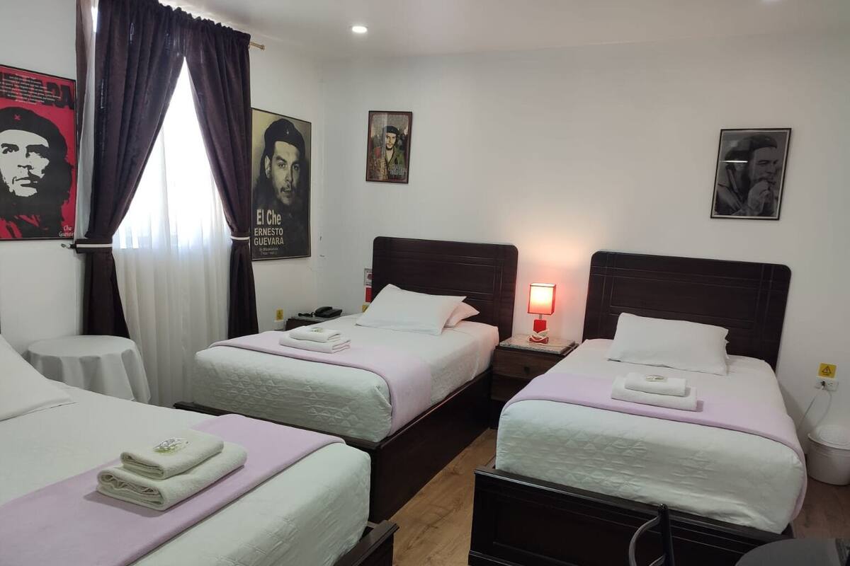 Habitación con 3 camas de 1 plaza 1/2 para 3 adultos | Free WiFi