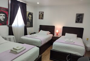Habitación con 3 camas de 1 plaza 1/2 para 3 adultos | Accès au Wi-Fi (inclus)