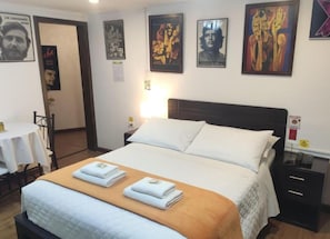 Habitación con cama de 2 plazas para 2 adultos