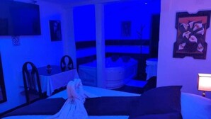 Habitación con cama de 2 plazas 1/2 con hidromasaje para 2 adultos