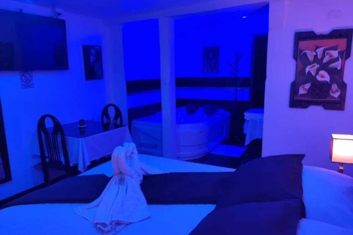 Habitación con cama de 2 plazas 1/2 con hidromasaje para 2 adultos | Ilmainen Wi-Fi