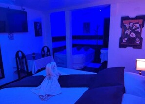 Habitación con cama de 2 plazas 1/2 con hidromasaje para 2 adultos | Kostenloses WLAN