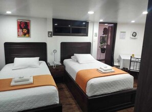 Habitación con 2 camas de 1 plaza 1/2 para 2 adultos | Accès au Wi-Fi (inclus)