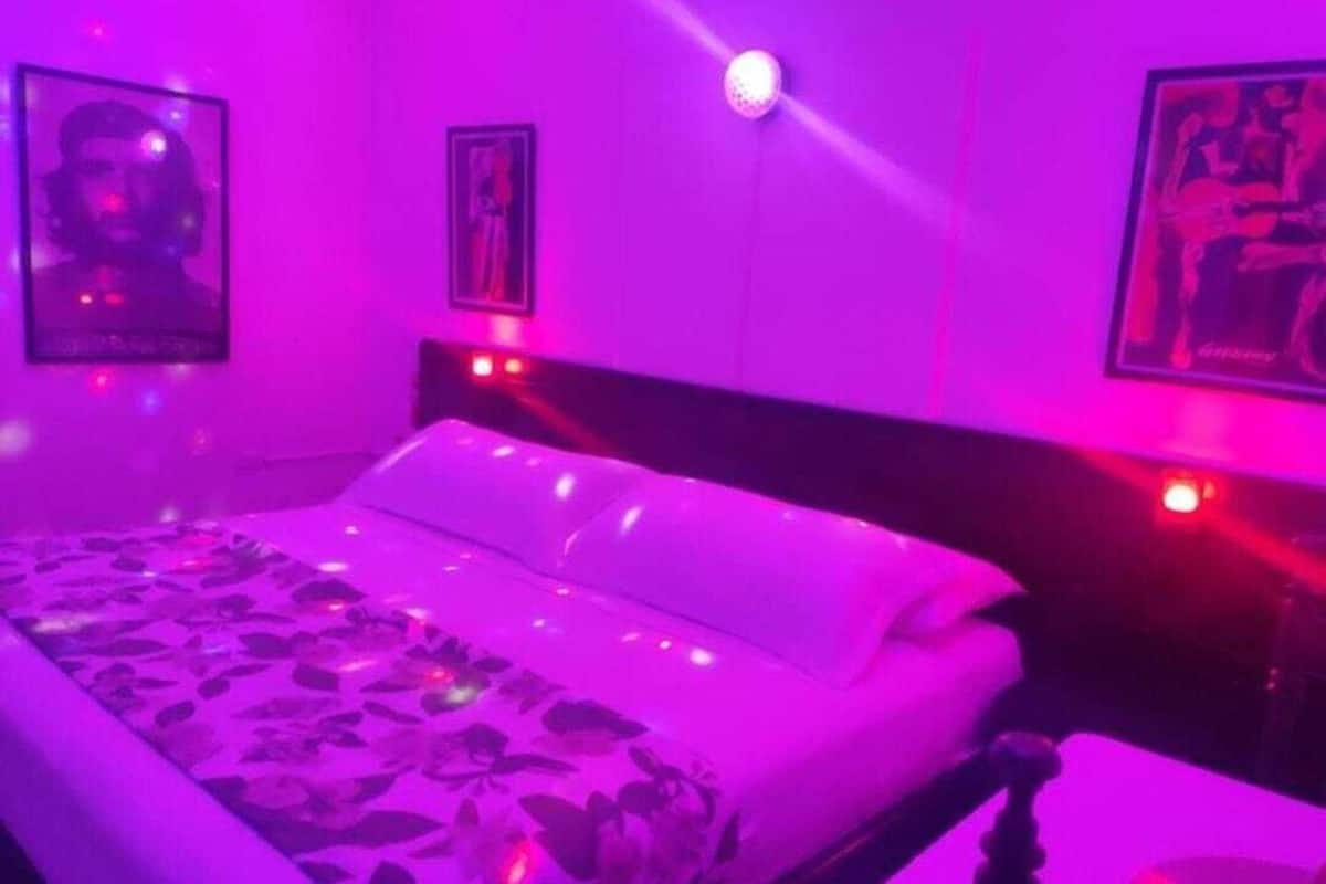 Habitación con cama de 3 plazas con hidromasaje para 2 adultos | Ilmainen Wi-Fi