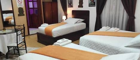 Habitación con 3 camas para 4 adultos | Free WiFi