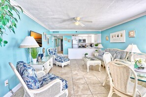 Apartment, 1 King-Bett (Emerald Isle 601) | Wohnbereich | Fernseher