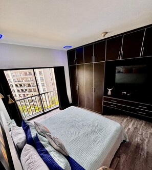 3 bedrooms, iron/ironing board, travel cot, Internet