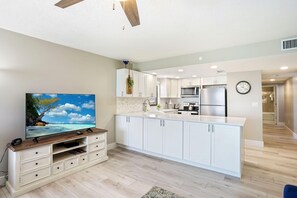 Bloc d'apartaments, 1 llit de matrimoni gran (Emerald Isle 604) | Cuina privada | Forn i torradora
