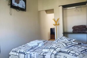 Phòng Suite dành cho gia đình | Trang trí khác biệt, bàn, khu vực làm việc phù hợp cho laptop 