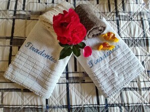 Decoración individual, escritorio, espacio para trabajar con un portátil