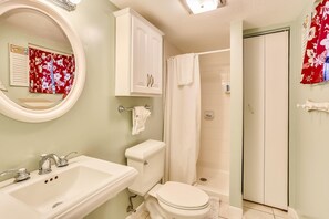 House, 1 King Bed (Gulfside Villas 6) | Bathroom | Soap, toilet paper