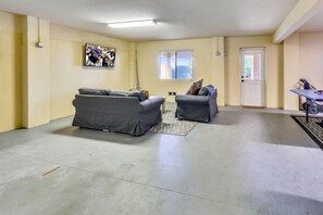 独立别墅, 多张床 (Hidden Treasure Beach House) | 起居区 | 电视