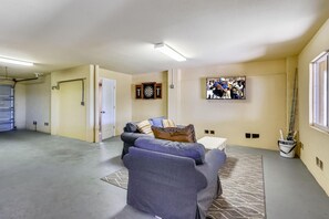 独立别墅, 多张床 (Hidden Treasure Beach House) | 起居区 | 电视