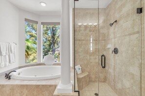 Casa, várias camas (Hidden Treasure Beach House) | Banheiro | Sabonete, papel higiênico