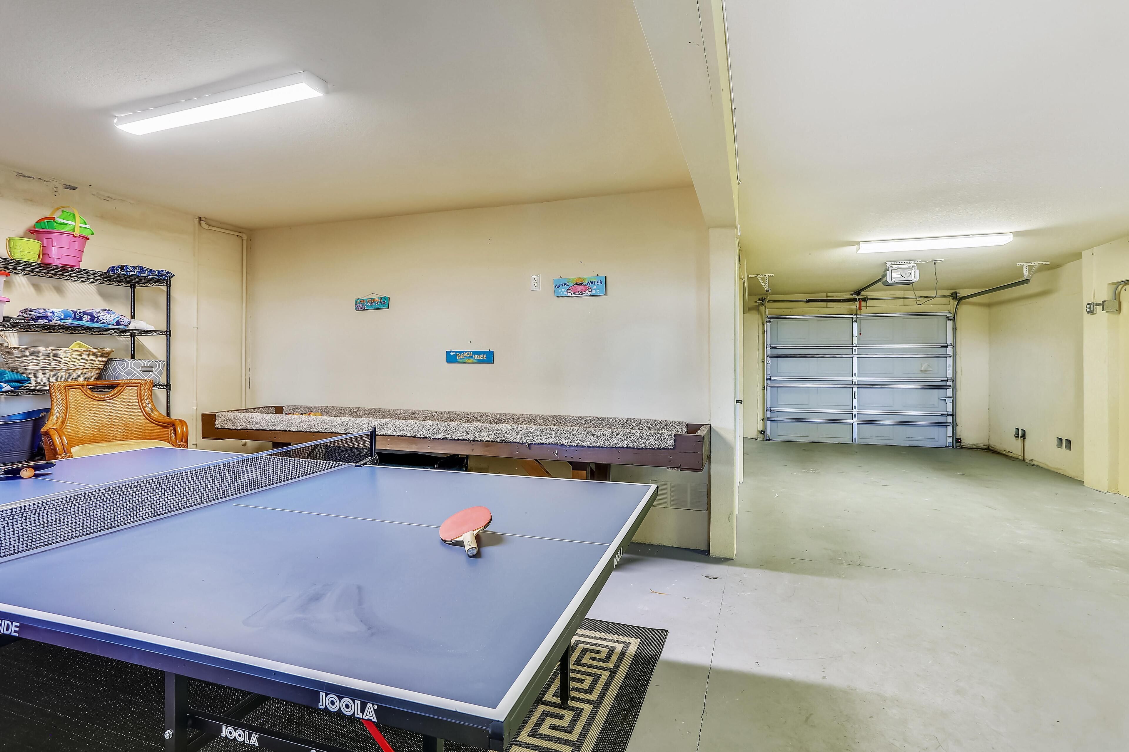 Ein Pingpongtisch mit Schläger, ein Holzstuhl und ein Regal mit Körben sowie ein Tischtennistisch im Hintergrund.