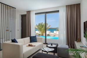 Une chambre d’hôtel moderne dotée d’une grande fenêtre donnant sur une piscine et la mer.