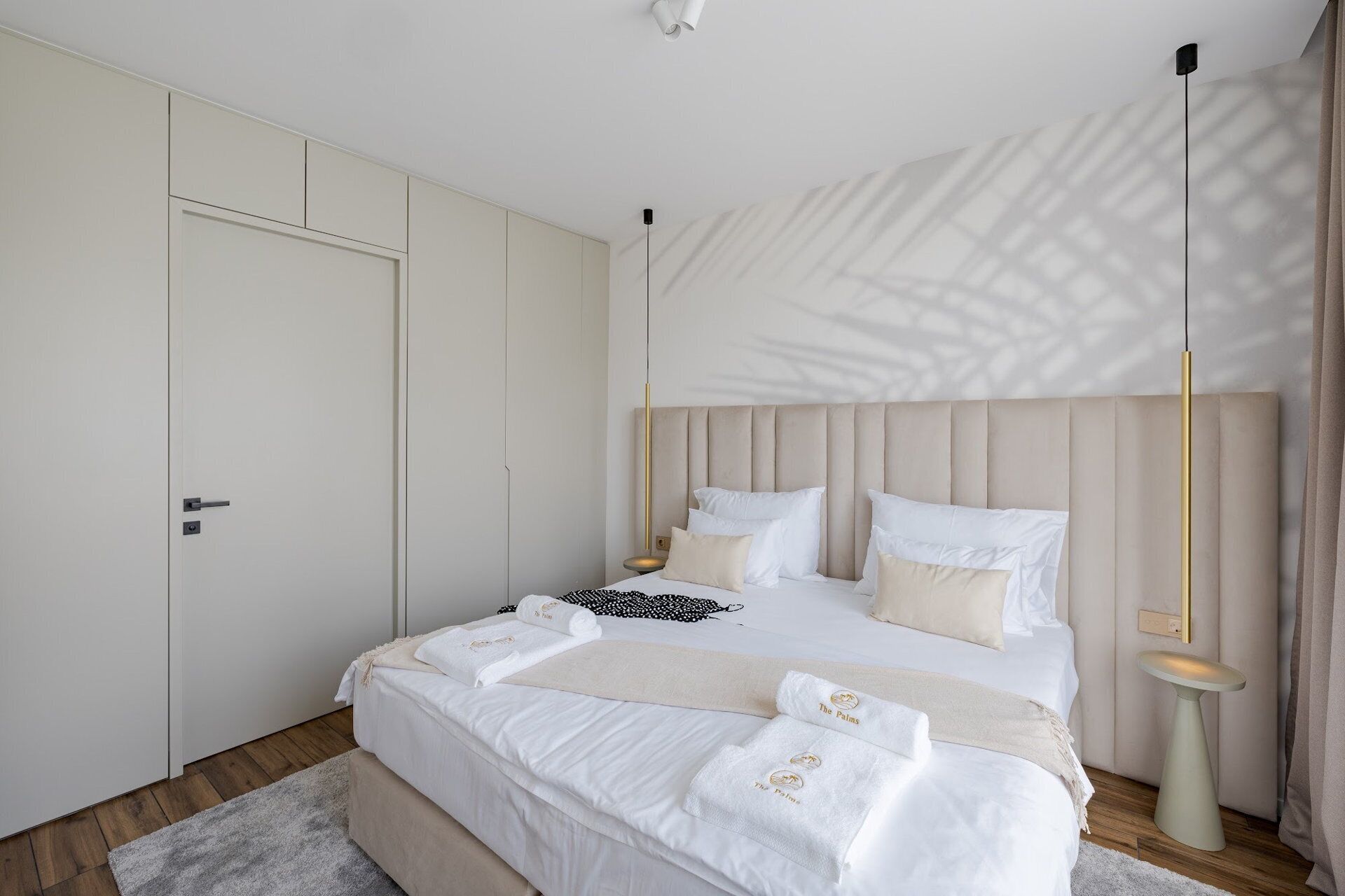 Una camera d'albergo con un letto grande, un comodino e un armadio.