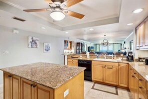 Condo, várias camas (La Contessa 306) | Cozinha privada | Fogão, torradeira