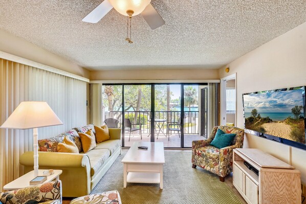 Condo, 1 cama King e sofá-cama (Land's End 1-202 Bay Front) | Área de estar | TV