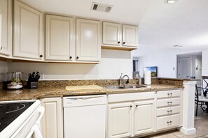 Apartamento, 1 cama de matrimonio grande (Land's End 1-208 Bay Front - Premier) | Cocina privada | Horno y tostadora