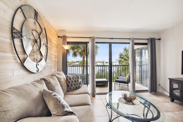 Condo, 1 cama King size (Land's End 1-208 Bay Front - Premier) | Área de sala de estar | Televisión 