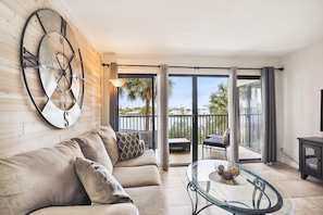 Bloc d'apartaments, 1 llit de matrimoni gran (Land's End 1-208 Bay Front - Premier) | Sala d'estar | Televisor
